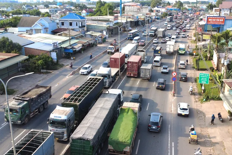 Xe cộ nối đuôi nhau trên quốc lộ 51 đổ về trung tâm TPHCM chiều 3-1
