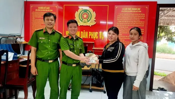 Đồng Nai: Trả lại tiền và vàng cho người phụ nữ đánh rơi