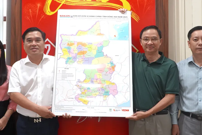 Đại diện Báo SGGP tặng bản đồ hành chính địa phương cho phường Trấn Biên 
