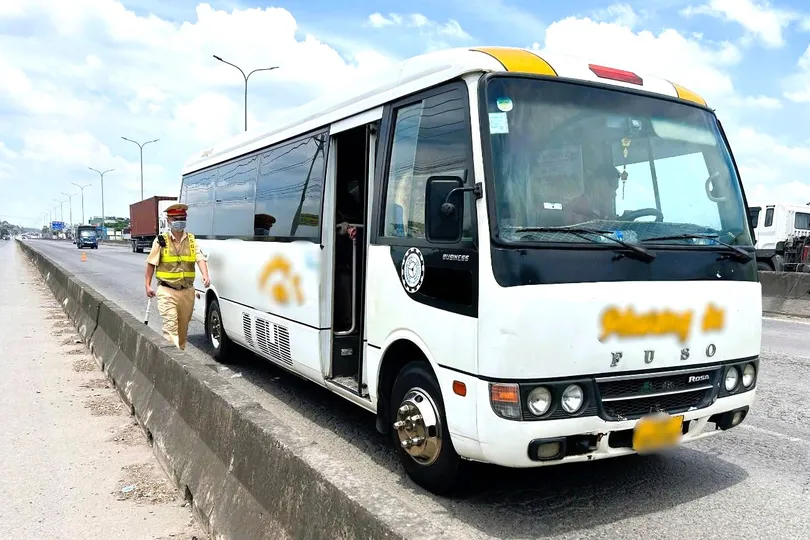 Lực lượng CSGT Công an TP Đồng Nai tăng cường xử lý xe khách vi phạm. Ảnh: CSGT Đồng Nai cung cấp