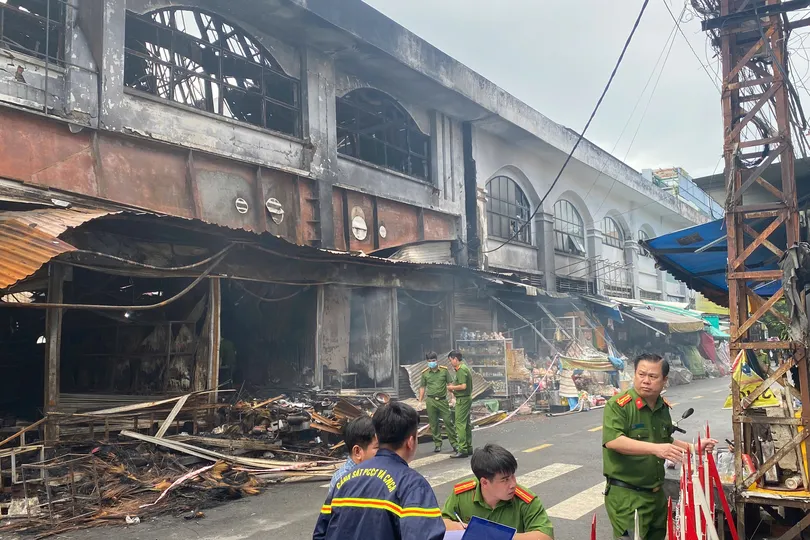 Lực lượng chức năng đang tiến hành điều tra làm rõ vụ cháy tại chợ Biên Hòa. Ảnh: PHÚ NGÂN