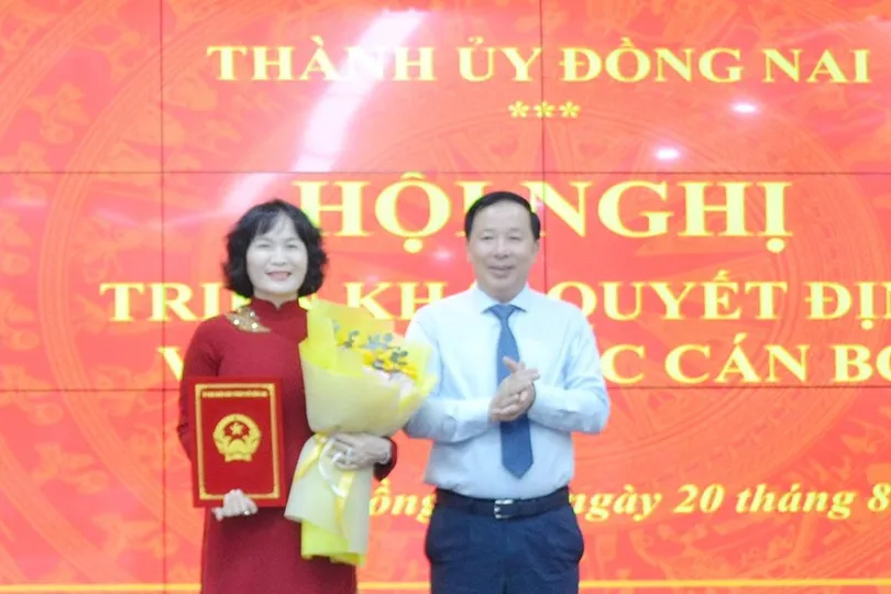 Phó Bí thư Thành ủy, Chủ tịch UBND thành phố Đồng Nai Nguyễn Văn Út trao quyết định của Thủ tướng Chính phủ đối với đồng chí Nguyễn Thị Cát Tiên. Ảnh: PH