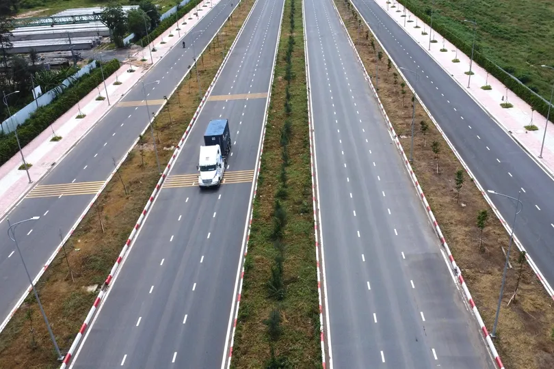 Tất bật thi công tuyến đường 10 làn xe kết nối sân bay Long Thành