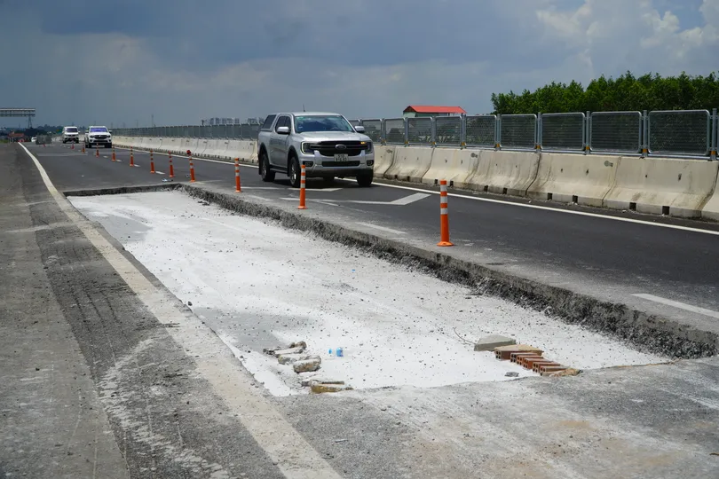 Hố công trình sửa chữa trên cao tốc Biên Hòa - Vũng Tàu đoạn qua TP Đồng Nai. Ảnh: PHÚ NGÂN
