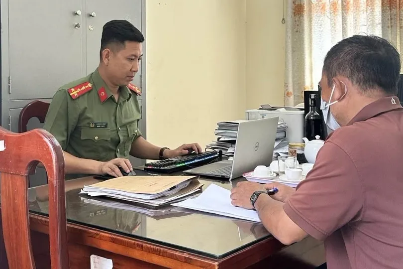 Công an xã Xuân Hòa làm việc với người đàn ông xúc phạm lực lượng CSGT. Ảnh: CA TPĐN