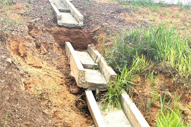 Rãnh thoát nước từ mặt đường cao tốc Biên Hòa - Vũng Tàu xuống mương (đoạn qua TP Đồng Nai) bị gãy nhiều đoạn. Ảnh: PHÚ NGÂN