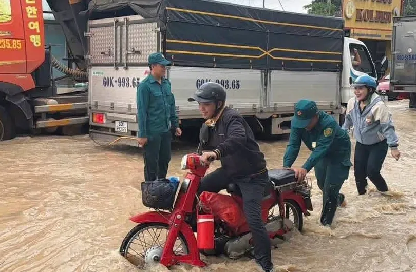 Lực lượng chức năng hỗ trợ người dân phường Long Thành, TP Đồng Nai sau cơn mưa lớn. Ảnh: CTV