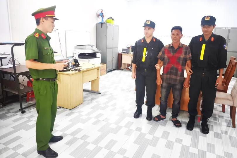 Cơ quan CSĐT Công an TP Đồng Nai tống đạt các quyết định. Ảnh: CA TPĐN