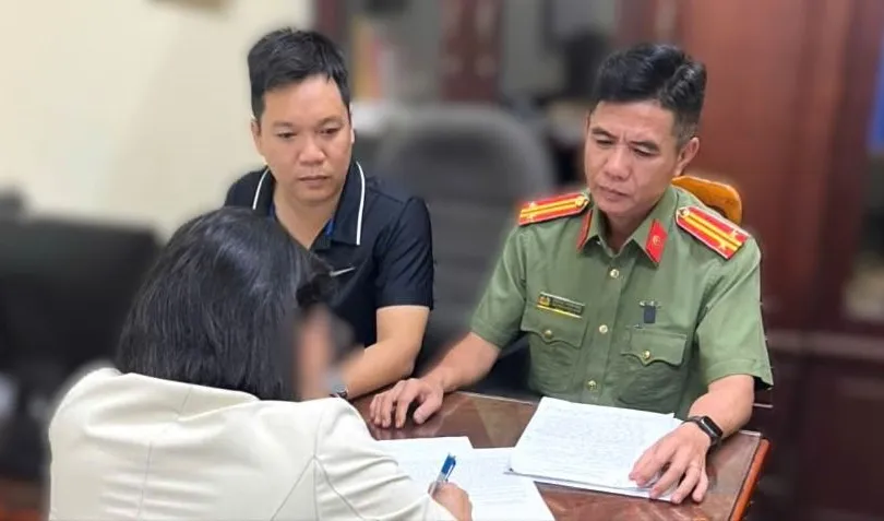 Công an phường Tân Triều phối hợp Phòng nghiệp vụ làm việc với bà Đ.T.T.H. Ảnh: CA TPĐN