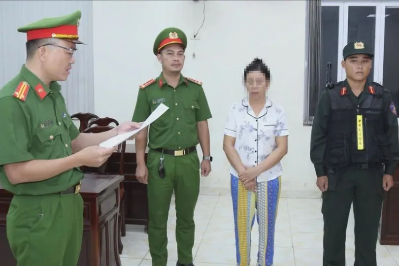 Cơ quan CSĐT Công an TP Đồng Nai thi hành lệnh khởi tố bị can. Ảnh: CA TPĐN