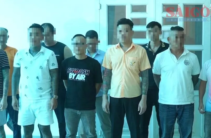 Nhóm đối tượng đóng phim giang hồ đăng mạng bị bắt giữ. Ảnh: PHÚ NGÂN