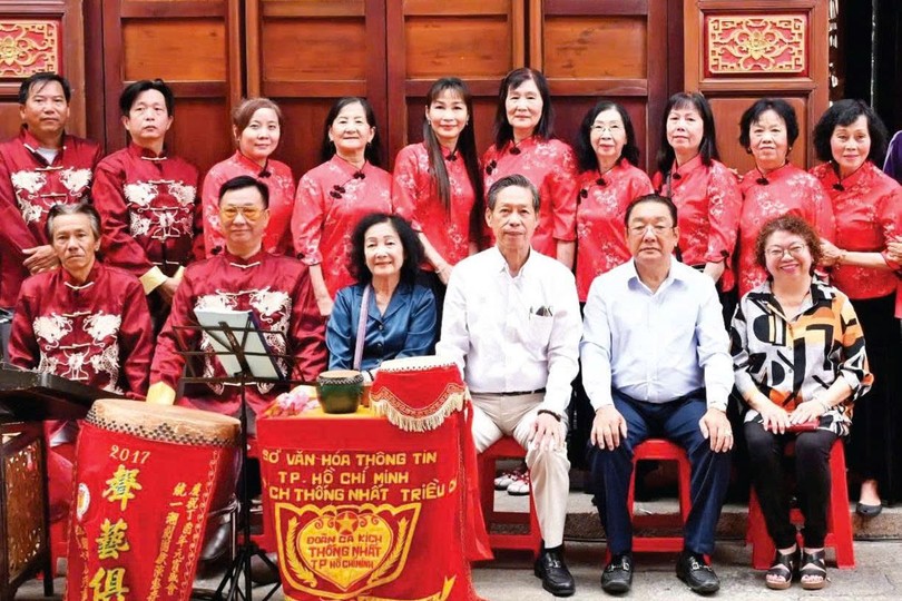 华人艺人林宝雄(前排左二)与义安会馆理事及潮剧团合照。