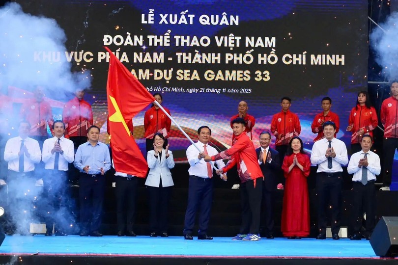 党中央委员、胡志明市人委会主席阮文得向参加第33届东运会的优秀运动员们授予了国旗。