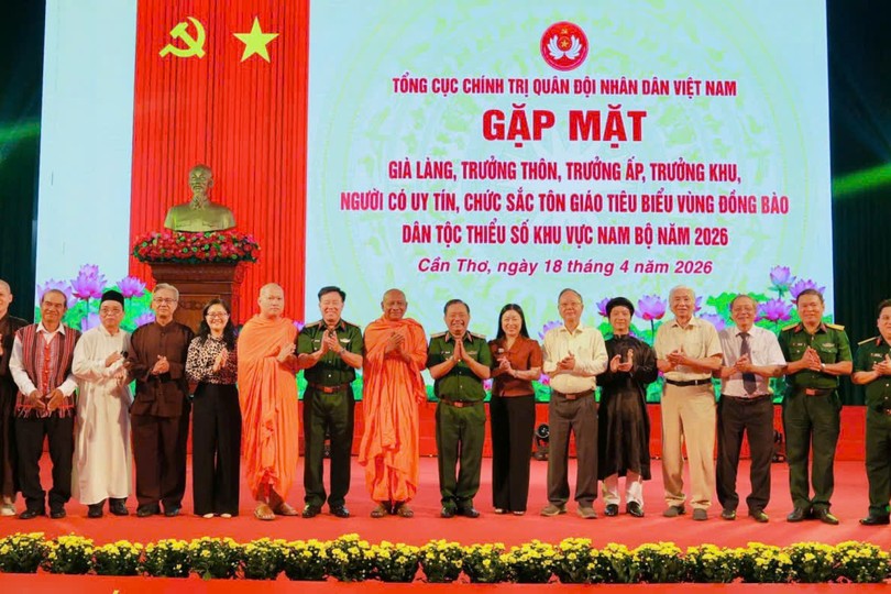 应邀出席南部地区少数民族代表合影留念。