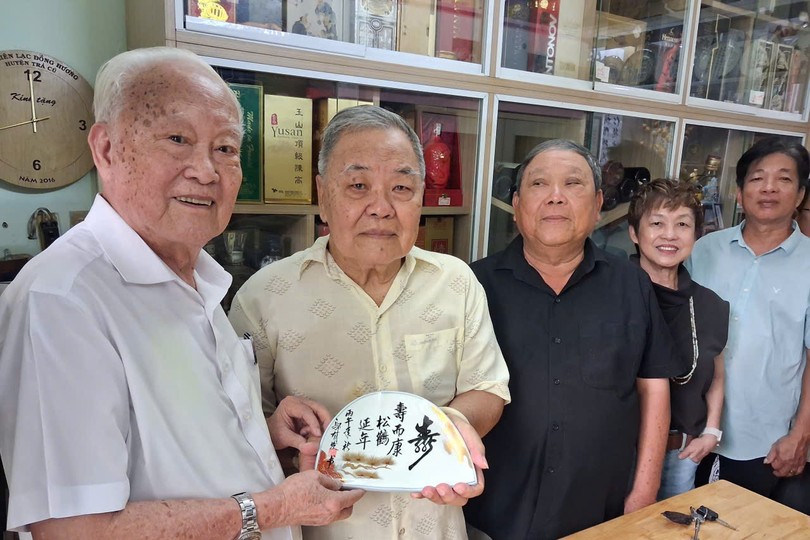 资深书法家乌有发先生(左一)向苏氏代表团赠送书法纪念品合照。