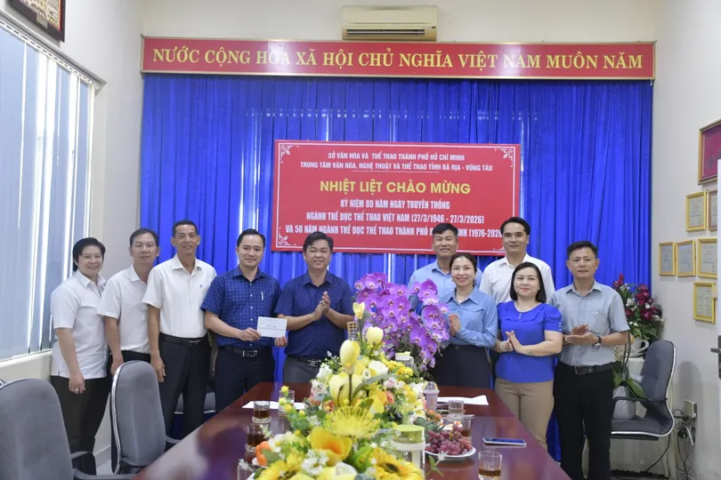 Phó Trưởng ban thường trực Ban Tuyên giáo và Dân vận Thành ủy TPHCM Lê Văn Minh đến thăm các tập thể, cá nhân tiêu biểu của ngành thể dục thể thao TPHCM. Ảnh: TRÚC GIANG