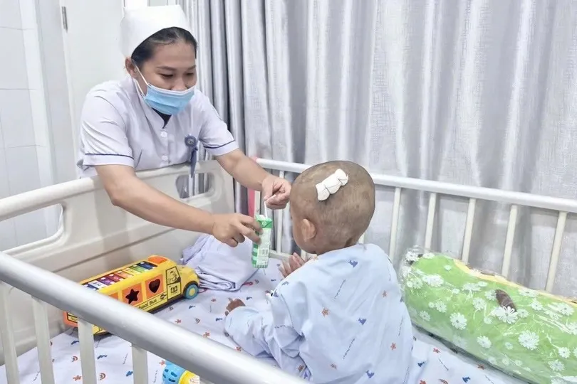 Truy tìm người thân của bé trai 2 tuổi bị bạo hành
