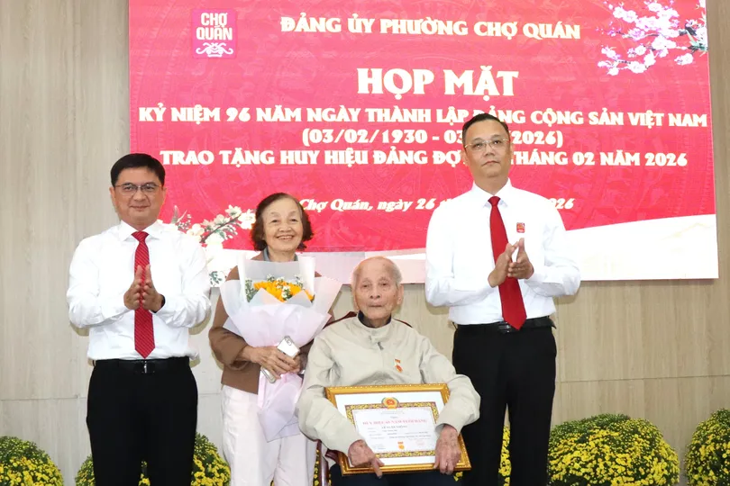 Đồng chí Nguyễn Mạnh Cường và đồng chí Cao Sơn Yên chúc mừng đảng viên nhận Huy hiệu 65 năm tuổi Đảng