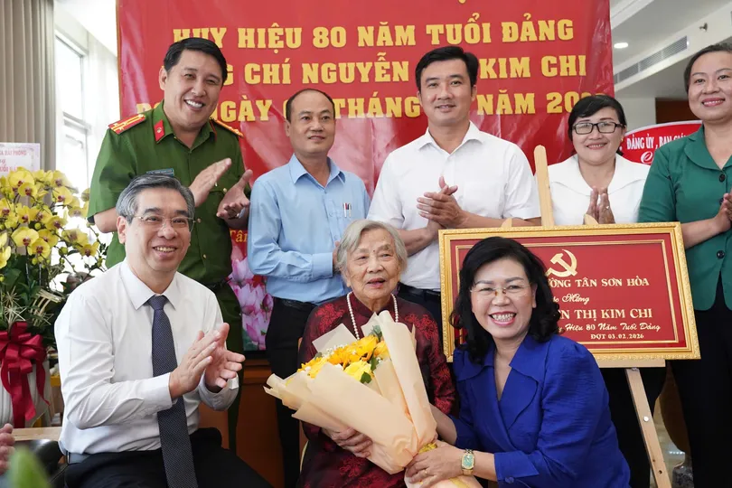 Lãnh đạo TPHCM trao Huy hiệu 80 năm tuổi Đảng đến đồng chí Nguyễn Thị Kim Chi
