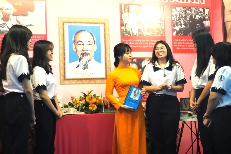 Học sinh Trường THPT chuyên Trần Đại Nghĩa (phường An Khánh, TPHCM) tìm hiểu tài liệu tại Không gian văn hóa Hồ Chí Minh