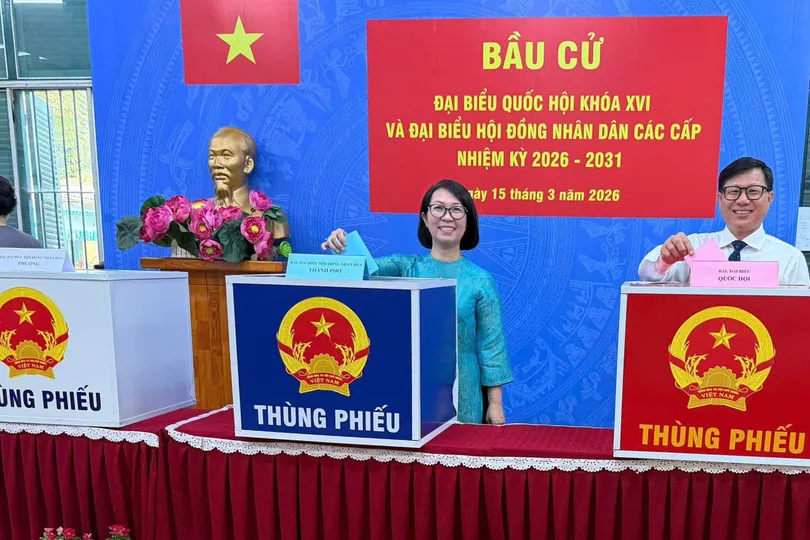 Ông Đinh Hoàng Hà và vợ Nguyễn Ngọc Minh (kiều bào Singapore) tham gia bỏ phiếu bầu cử tại điểm bầu cử phường Chợ Lớn, TPHCM. Ảnh: Cổng thông tin điện tử Quốc hội 