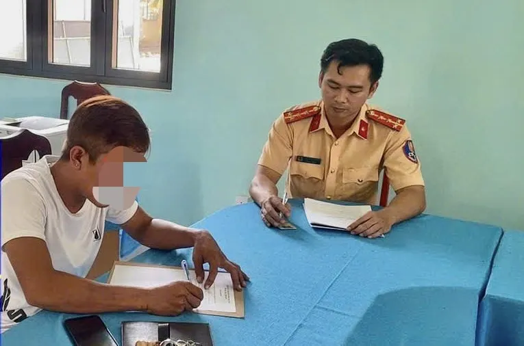 CSGT lập biên bản xử phạt tài xế N.V.T từ phản ánh của người dân qua ứng dụng VneTraffic