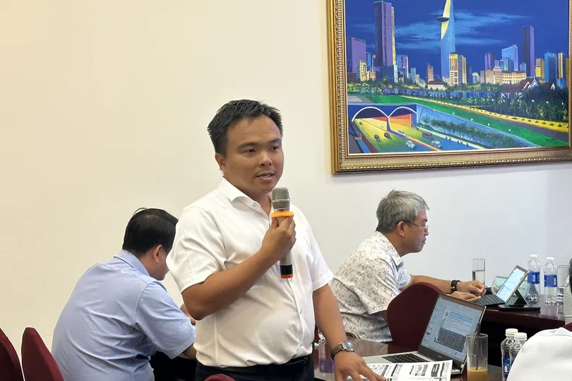 Các chuyên gia góp ý về quy trình quản lý, giám sát vận hành hệ thống quan trắc nguồn thải tự động, liên tục. Ảnh: THANH HIỀN