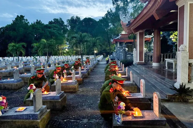 Thắp nến tri ân các anh hùng liệt sĩ tại Quảng Trị