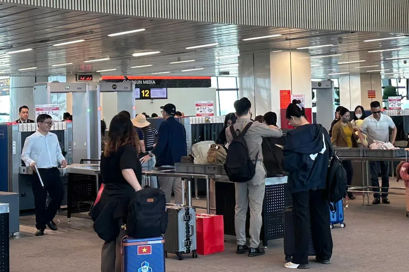 Sân bay Tân Sơn Nhất ước phục vụ hơn 109 ngàn lượt khách trong ngày 30-4