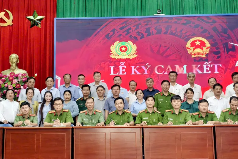 Phường Bình Hòa, TPHCM tổ chức ký cam kết, chung tay xây dựng phường không ma túy. Ảnh: TÂM TRANG