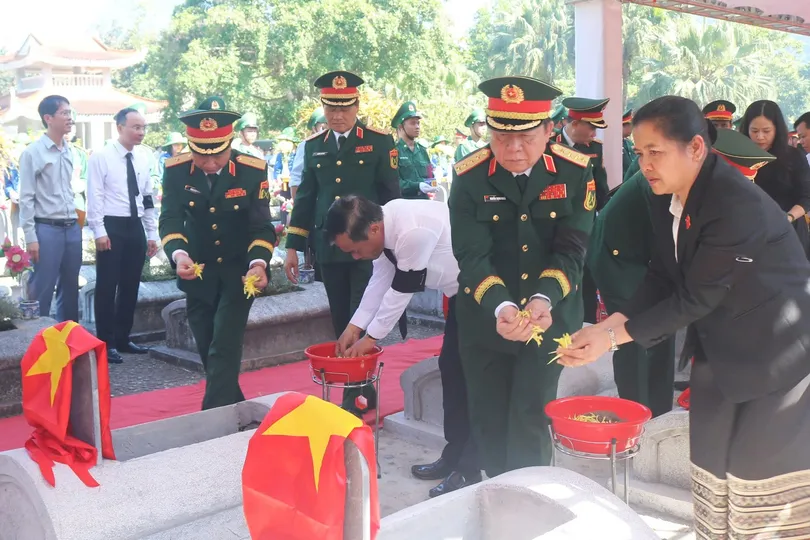 Đại tướng Nguyễn Trọng Nghĩa và các đại biểu thực hiện nghi lễ rải hoa ở các phần mộ liệt sĩ