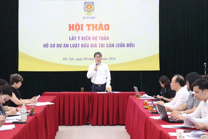 Phó Cục trưởng Cục Bổ trợ tư pháp Lê Văn Tuấn phát biểu tại hội thảo. Ảnh: CẨM HÀ 