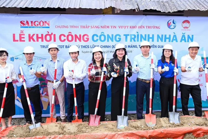 Bà Vũ Thị Kim Chung, Phó Giám đốc Sở GD-ĐT tỉnh Tuyên Quang; bà Bùi Thị Hồng Sương, Phó Tổng Biên tập Báo SGGP cùng các đại biểu thực hiện nghi thức động thổ công trình. Ảnh: ĐỖ TRUNG