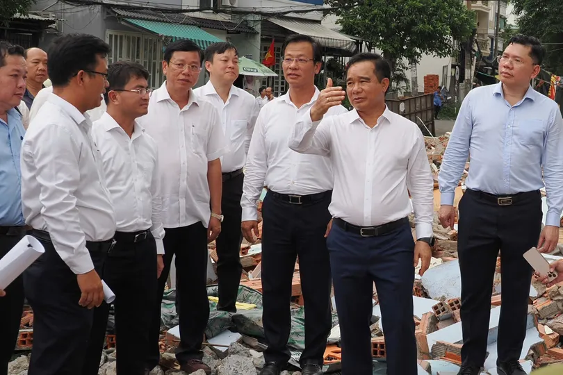 Chủ tịch UBND TPHCM Nguyễn Văn Được kiểm tra tiến độ bồi thường, giải phóng mặt bằng tại dự án cải tạo môi trường rạch Xuyên Tâm. Ảnh: HOÀNG HÙNG
