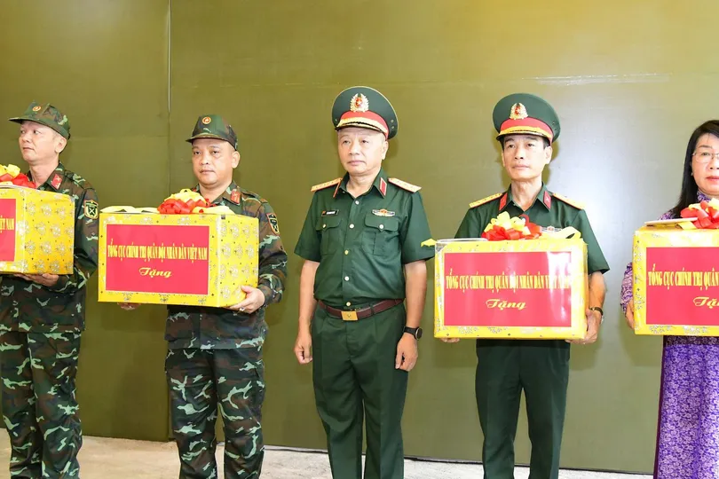 Thượng tướng Lê Quang Minh kiểm tra, động viên lực lượng tìm kiếm, quy tập hài cốt liệt sĩ tại công viên Lê Thị Riêng