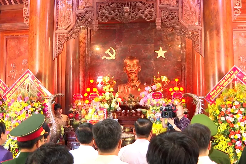 Thường trực Ban Bí thư Trần Cẩm Tú và đoàn công tác dâng hoa, dâng hương tưởng niệm Chủ tịch Hồ Chí Minh
