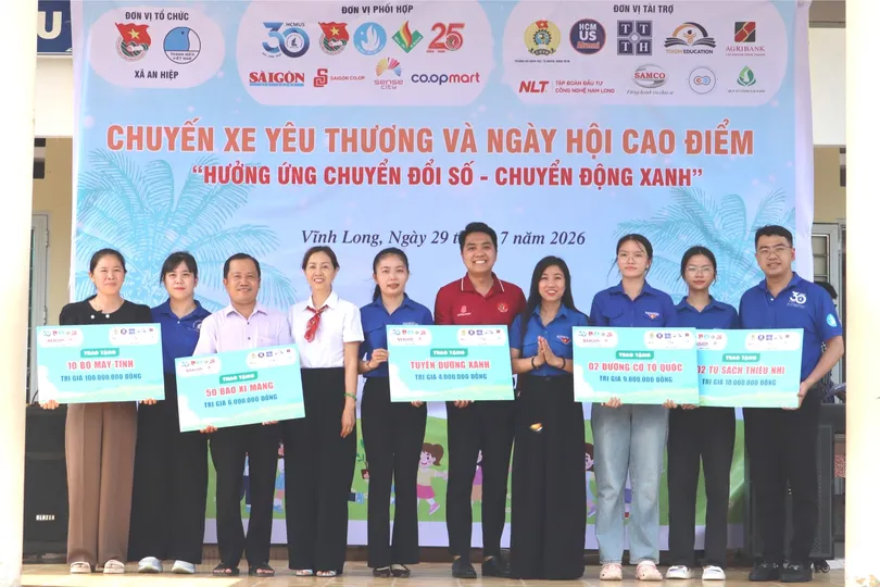 “Chuyến xe yêu thương” của tuổi trẻ TPHCM về với Vĩnh Long