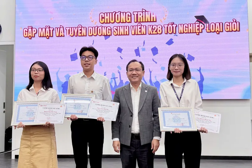 Tuyên dương tân cử nhân tốt nghiệp loại giỏi