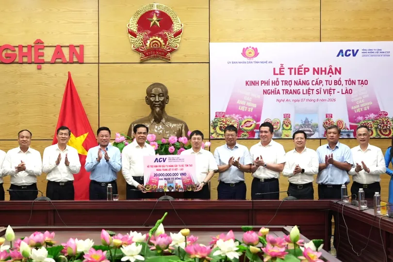 Lãnh đạo ACV trao biểu trưng số tiền 20 tỷ đồng hỗ trợ tỉnh Nghệ An nâng cấp, tu bổ, tôn tạo Nghĩa trang Liệt sĩ Việt-Lào. Ảnh: CTV