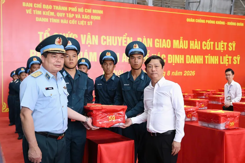 Trang nghiêm đón 7.104 mẫu sinh phẩm hài cốt liệt sĩ tại sân bay Gia Lâm