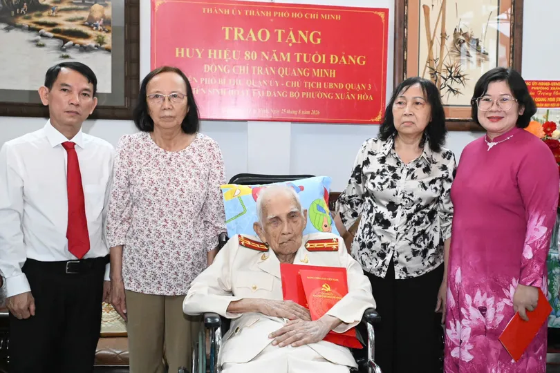 Đồng chí Văn Thị Bạch Tuyết trao Huy hiệu 80 năm tuổi Đảng đến đảng viên Trần Quang Minh