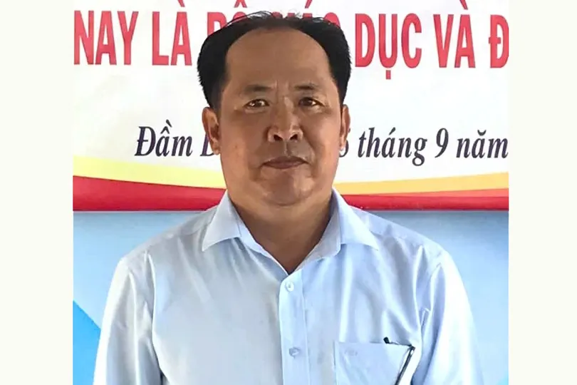 Ông Nguyễn Hoàng Duy, giáo viên Trường THCS Tân Dân (Cà Mau) chủ động trả lại 1,6 tỷ đồng cho người chuyển nhầm. Ảnh: NVCC
