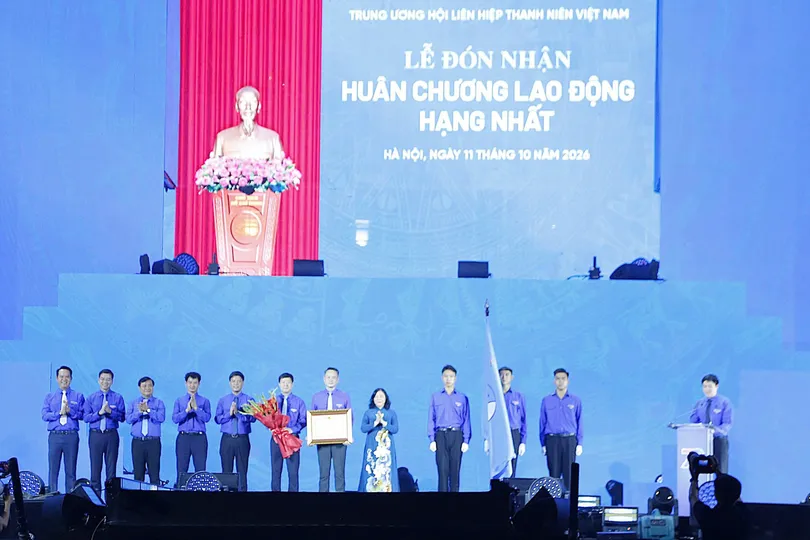 Chủ tịch Ủy ban Trung ương MTTQ Việt Nam Bùi Thị Minh Hoài trao Huân chương Lao động hạng Nhất tặng Hội Liên hiệp Thanh niên Việt Nam. Ảnh: HÀ NGUYỄN