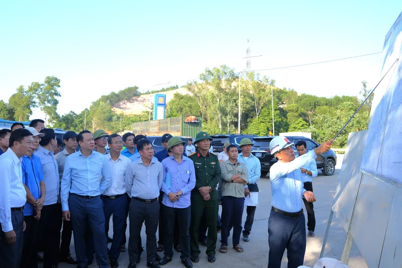 Tháo gỡ khó khăn, đẩy nhanh tiến độ mở rộng đường cao tốc Cam Lộ - La Sơn
