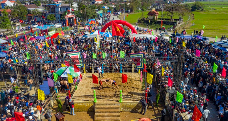 顺化市泞（Sình）村摔跤节于农历正月初十在阳努坊举行。图自政府门户网站