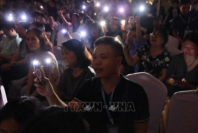 现场演唱会的特别亮点在于节目尾声，同步熄灯，以响应“地球一小时”活动。