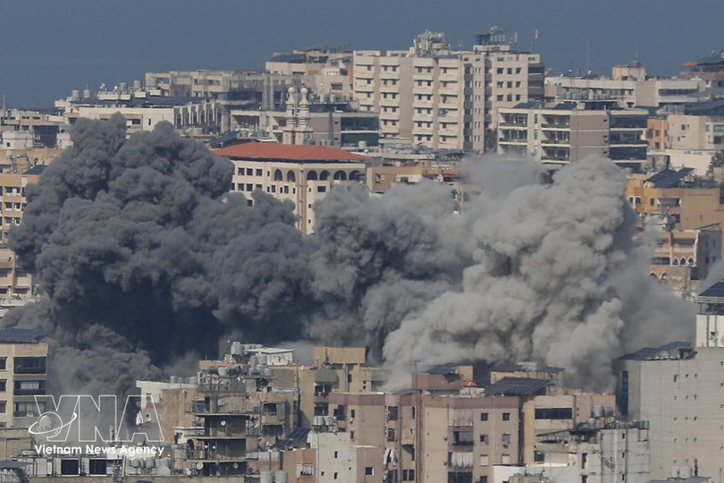 2026年3月4日，以色列空袭黎巴嫩贝鲁特以南的哈雷特·赫雷克后，浓烟升起。