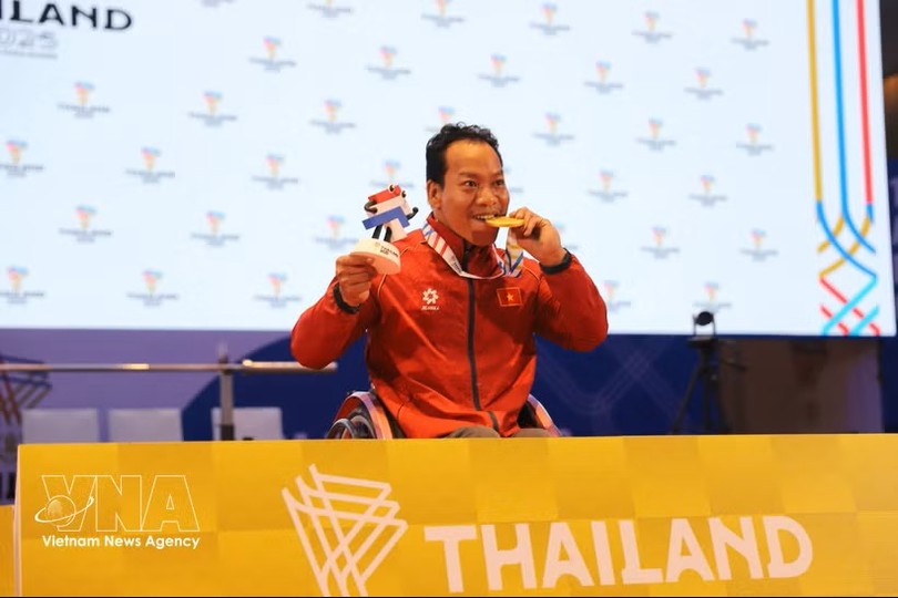 越南举重运动员黎文功。