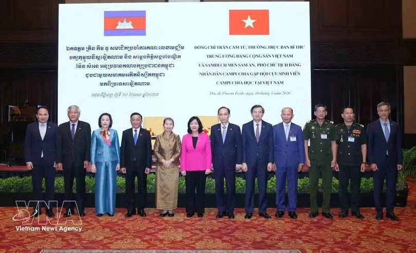 党中央书记处常务书记陈锦秀同双方代表合影。