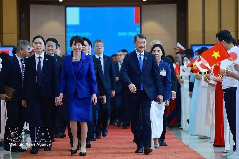 越南政府总理黎明兴与日本首相高市早苗会谈后共同会见记者。